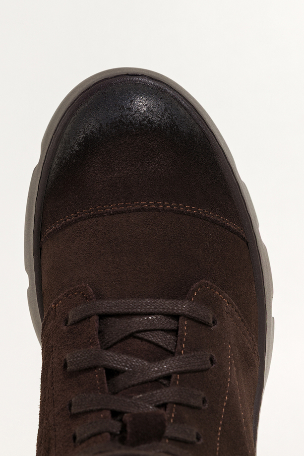 Czekoladowe botki skórzane damskie workery na bieżnikowanej platformie geometrycznie wycięta cholewka sznurowane PRODUKT POLSKI Casu 023