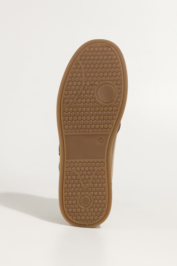 Czekoladowe sneakersy damskie buty sportowe na beżowej platformie beżowe wstawki sznurowane Casu 0833