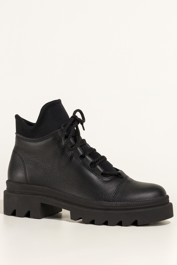 Czarne botki skórzane damskie na bieżnikowanej podeszwie sznurowane PRODUKT POLSKI Casu A099