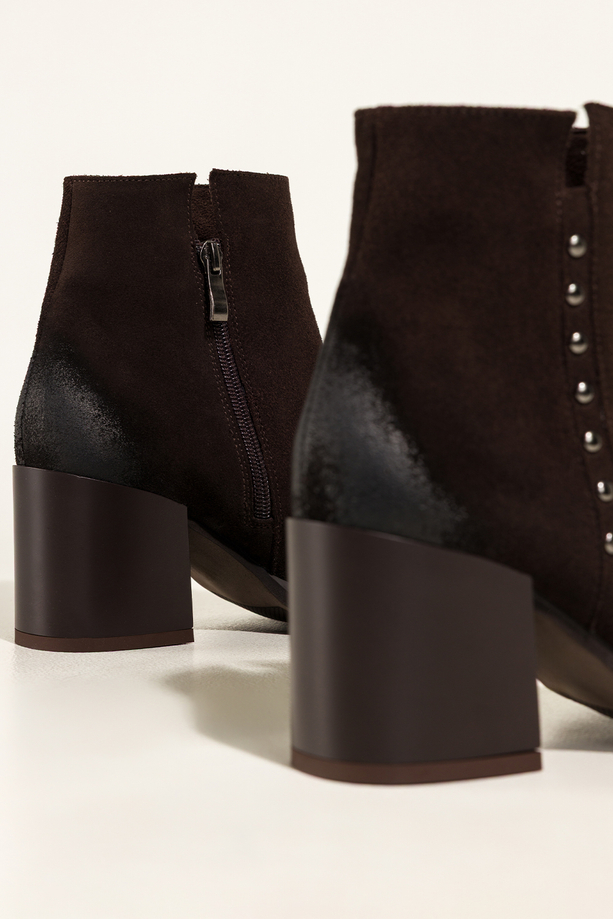 Czekoladowe botki skórzane damskie na szerokim słupku nity na cholewce PRODUKT POLSKI Casu 8863