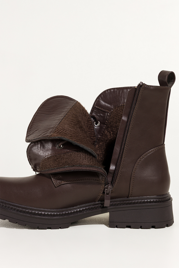 Czekoladowe botki damskie na żłobionej platformie język z cyrkoniami sznurowane Casu EH763-92