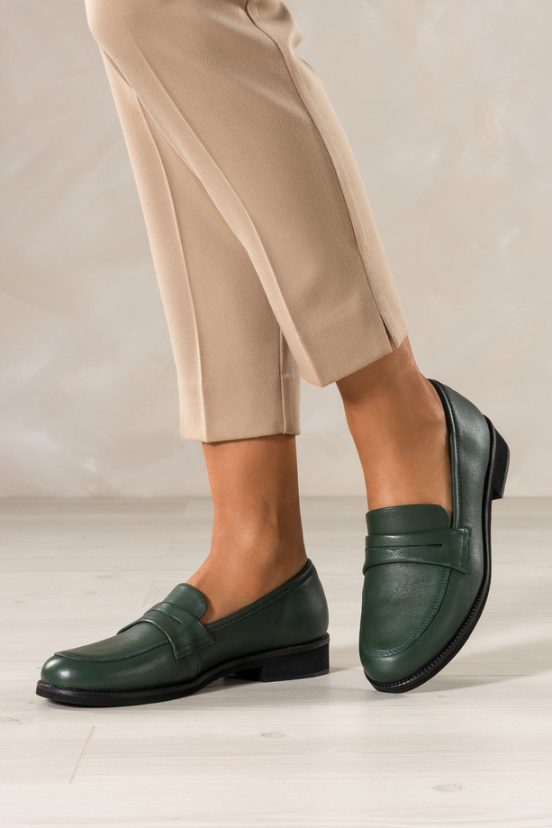 Zielone mokasyny skórzane damskie Sergio Leone na niskim szerokim obcasie ozdobny pasek na cholewce NP74887-H