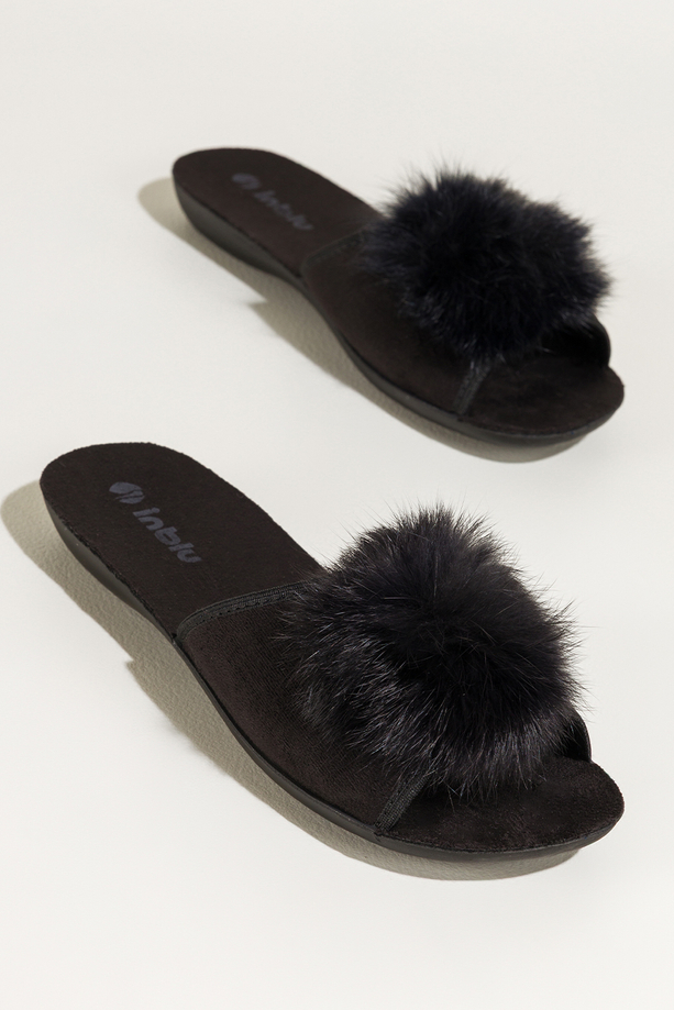 Czarne kapcie damskie Inblu obuwie domowe z futerkiem MK99993E