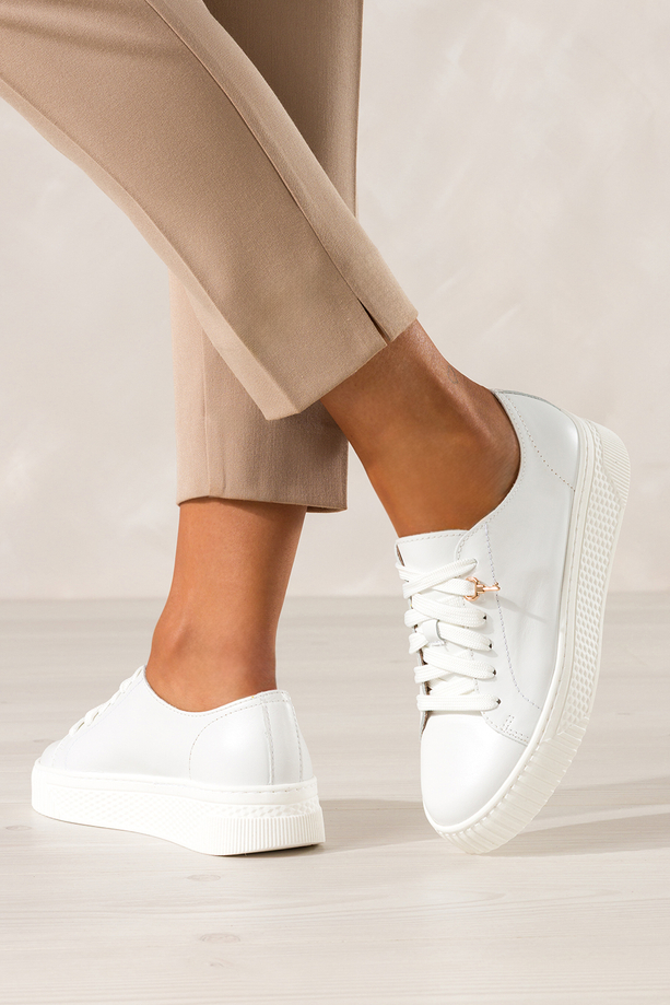 Białe sneakersy skórzane damskie buty sportowe na platformie z kłódką sznurowane PRODUKT POLSKI Casu 1145