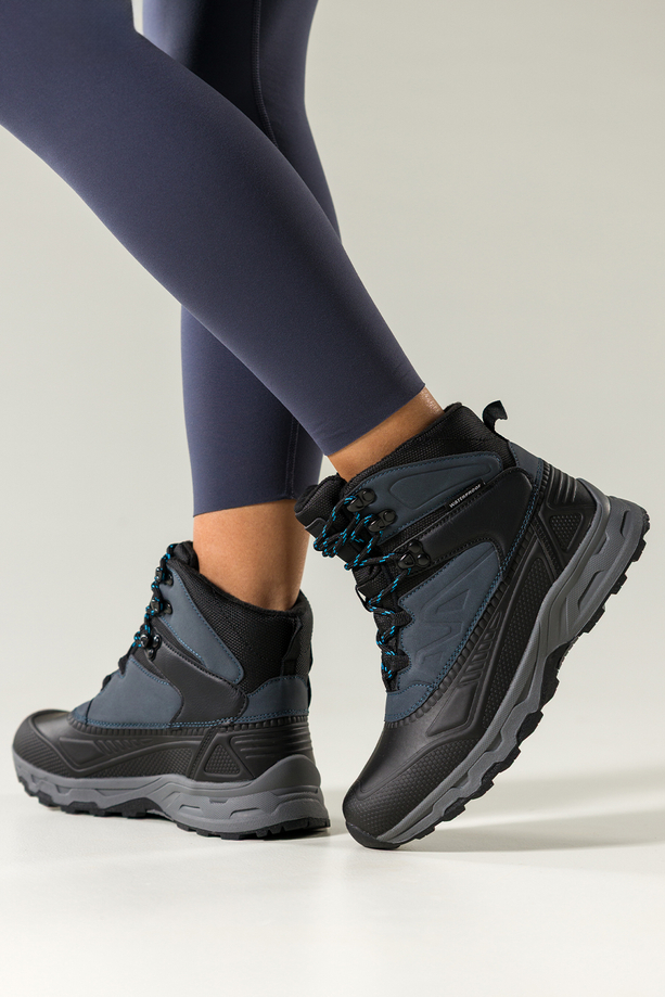 Czarne buty sportowe trekkingowe damskie wodoodporne na bieżnikowanej podeszwie sznurowane granatowe wstawki Casu 7688-2D