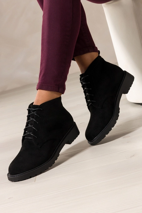 Czarne botki damskie na żłobionej podeszwie sznurowane Casu 8998-8