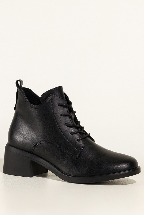 Czarne botki skórzane damskie Sergio Leone na szerokim klocku wycięta cholewka sznurowane YG74560-H