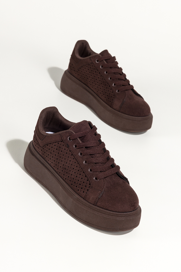 Czekoladowe sneakersy damskie buty sportowe ażurowe na platformie sznurowane Carla YO349K