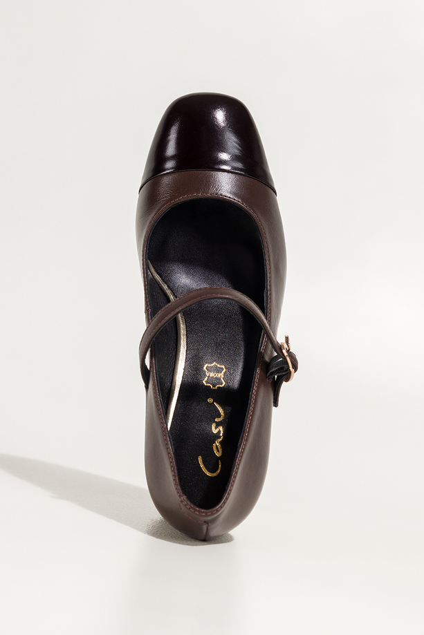 Czekoladowe czółenka skórzane damskie Mary Jane z paskiem na niskim klocku lakierowany nosek PRODUKT POLSKI Casu 7153-329-704