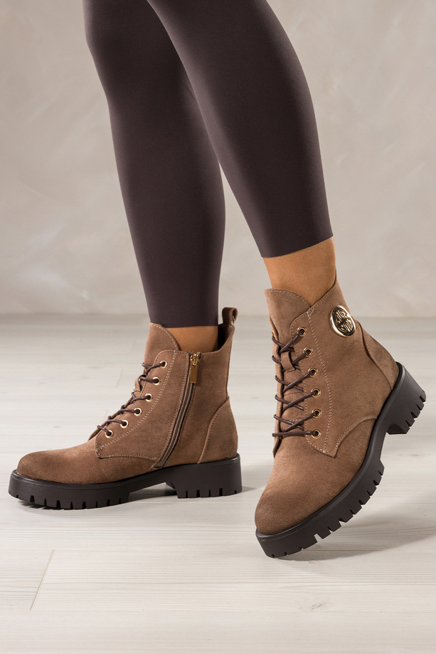 Ciemnobeżowe botki damskie na bieżnikowanej platformie złota ozdoba sznurowane Casu CB349-7