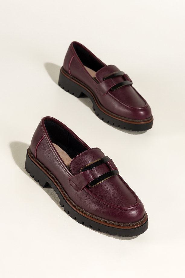 Bordowe mokasyny skórzane damskie Sergio Leone na bieżnikowanej podeszwie czarna ozdoba na cholewce NP74833-H