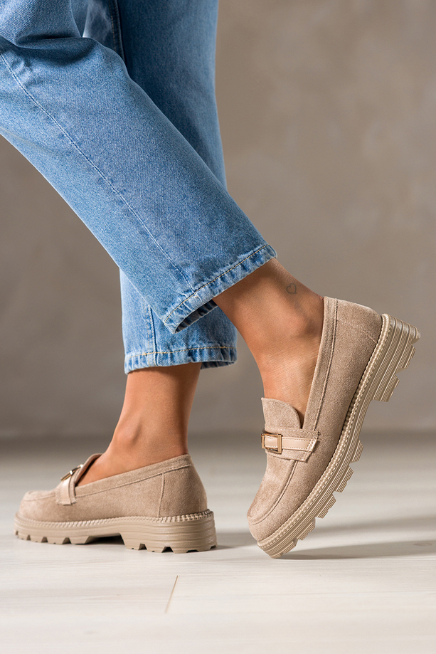 Beżowe mokasyny damskie półbuty na bieżnikowanej platformie ozdobny pasek ze złotą klamrą Casu G339K