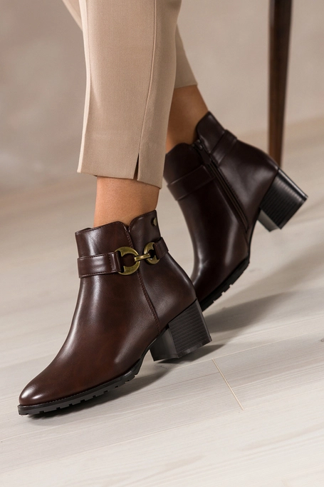 Czekoladowe botki damskie na szerokim słupku pasek ze złotą ozdobą Carla Y-6-8633