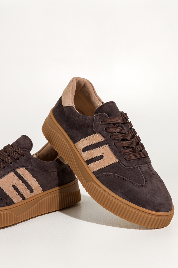 Czekoladowe sneakersy skórzane damskie buty sportowe na żłobionej beżowej platformie beżowe wstawki sznurowane Carla TW-OC8925