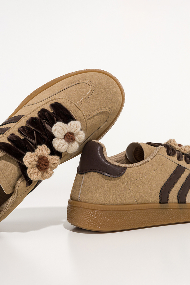 Beżowe sneakersy damskie buty sportowe na platformie welurowe sznurówki z odpinanymi kwiatami brązowe wstawki Carla X6087
