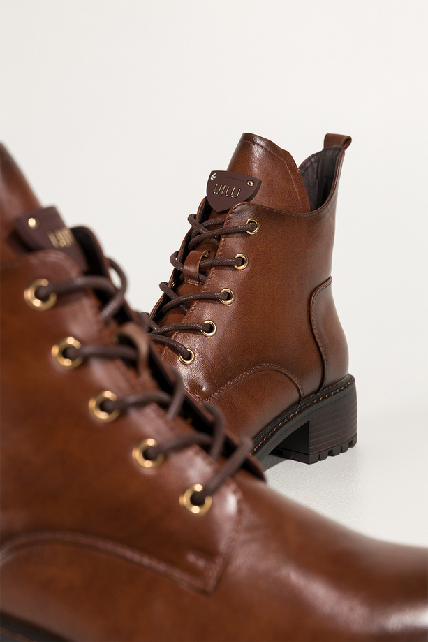 Brązowe botki damskie z wyciętą cholewką na bieżnikowanej podeszwie brązowa ozdoba na języku Casu CB340-7