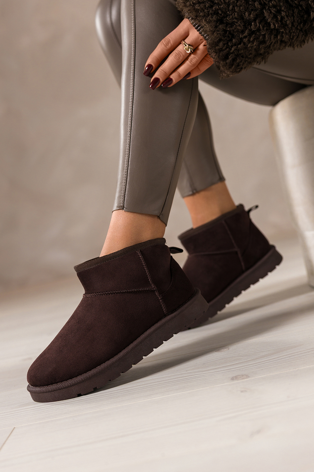 Czekoladowe śniegowce mukluki damskie na żłobionej platformie Casu 0836