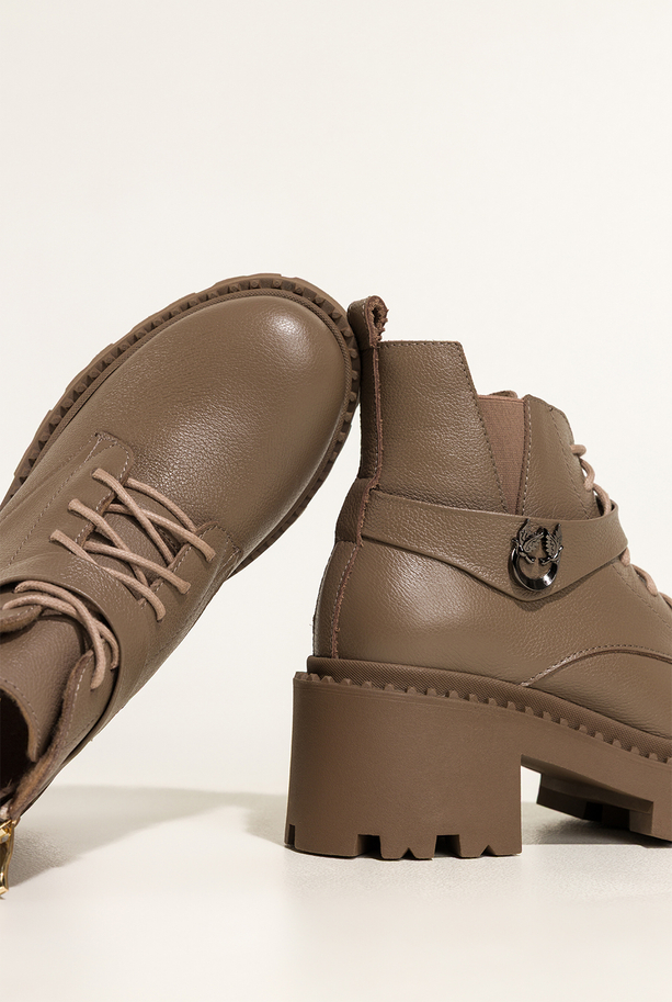 Ciemnobeżowe botki skórzane damskie workery na bieżnikowanej platformie w cholewce guma pasek ze stalową ozdobą sznurowane PRODUKT POLSKI Casu 39442