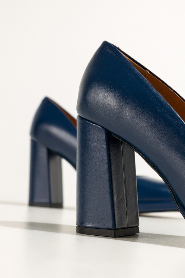 Ciemnoniebieskie czółenka skórzane damskie na słupku PRODUKT POLSKI Casu 7253-754