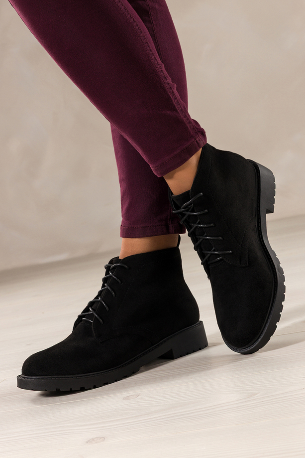 Czarne botki damskie na żłobionej podeszwie sznurowane Casu 8998-8