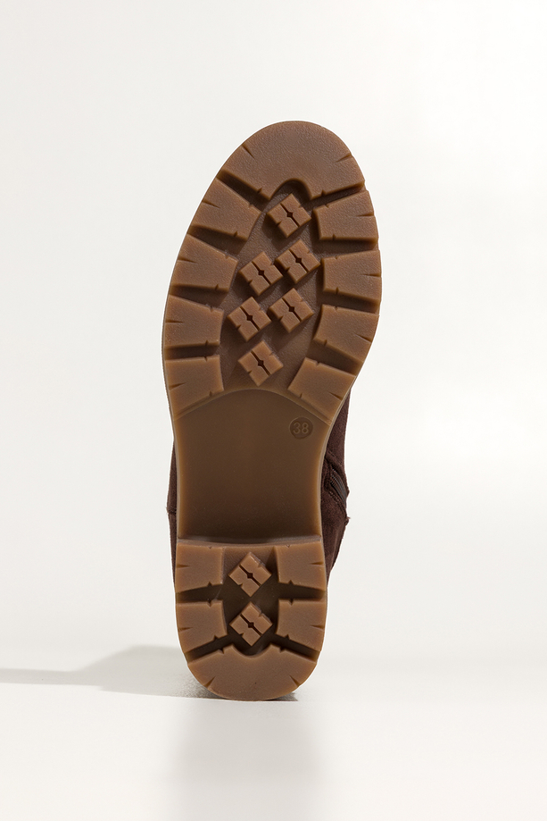 Czekoladowe kozaki damskie bieżnikowana podeszwa z ozdobnym przeszyciem elastyczna guma w cholewce Casu S7483-6