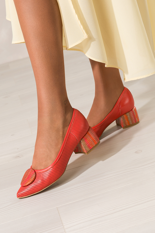 Pomarańczowe czółenka skórzane damskie ażurowe na klocu z ozdobą  PRODUKT POLSKI Casu 02207-2813-2756