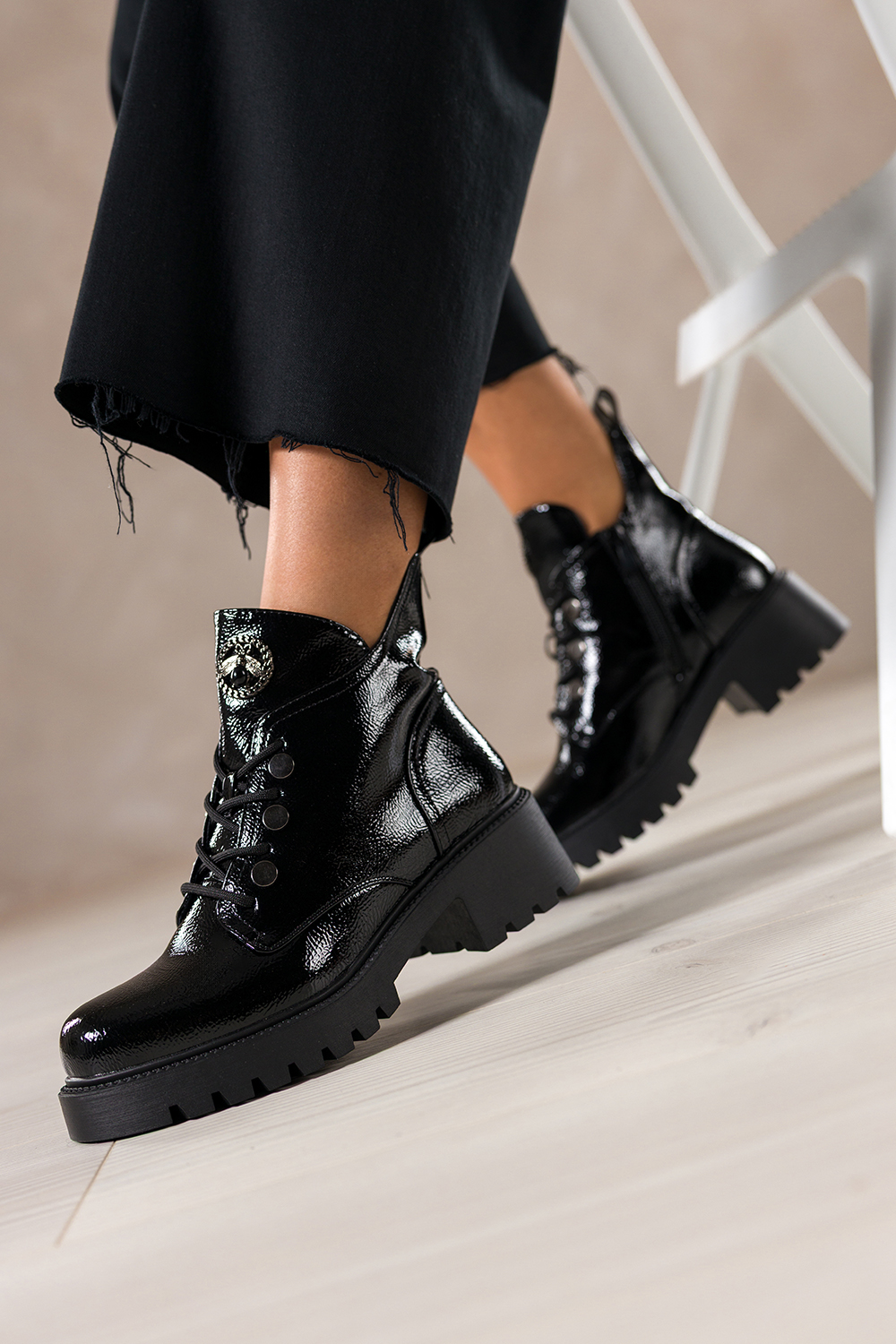 Czarne botki damskie lakierowane na bieżnikowanej platformie ozdobny owad na języku sznurowane Casu