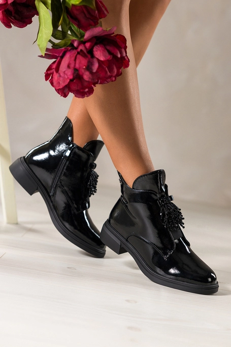 Czarne botki damskie lakierowane na szerokim klocku z kokardą i kryształkami wycięcia po bokach Casu BC24X9-B