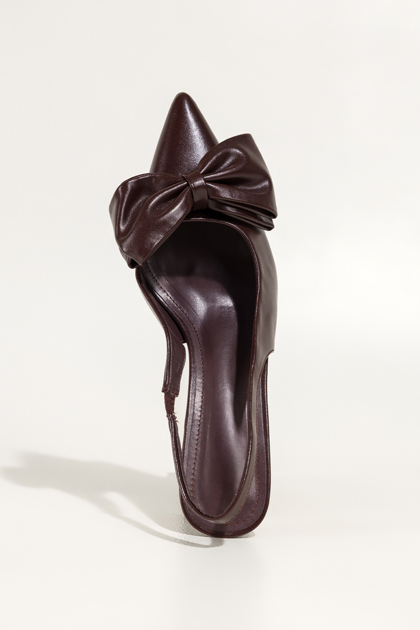 Czekoladowe czółenka damskie z kokardą obcas kieliszek odkryta pięta elastyczna guma w pasku Carla N892