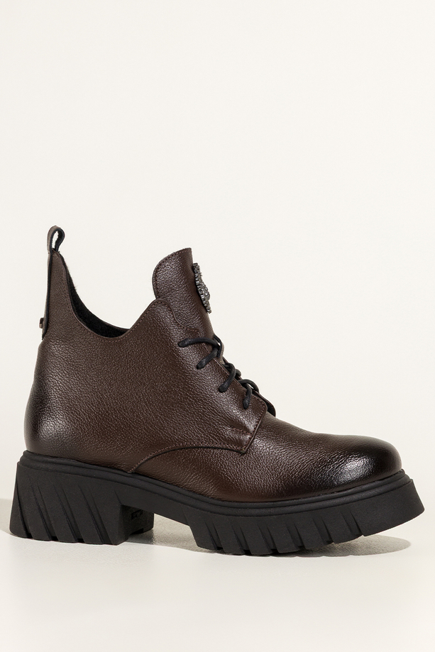 Czekoladowe botki skórzane damskie na bieżnikowanej platformie wycięta cholewka stalowa ozdoba na języku sznurowane PRODUKT POLSKI Casu 39458
