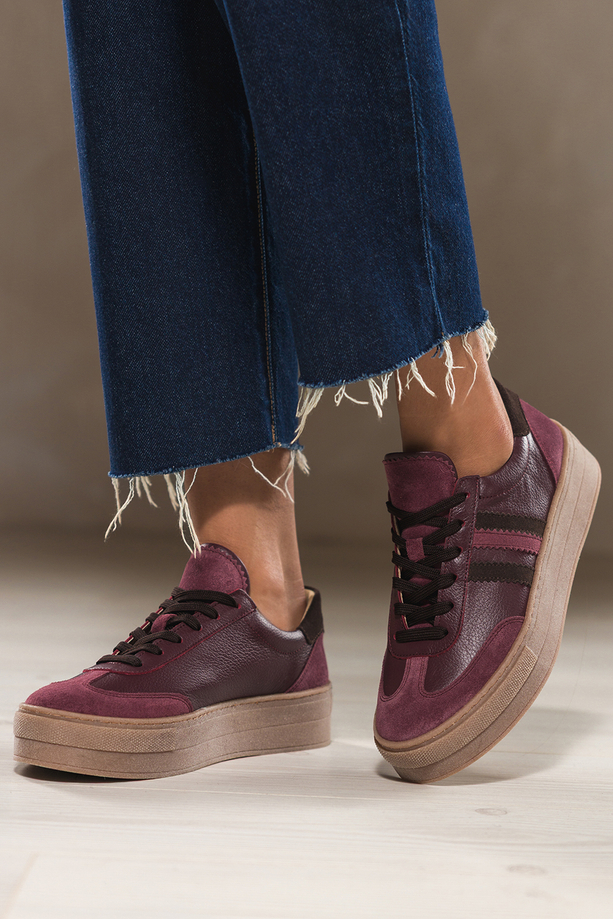 Bordowe sneakersy skórzane damskie buty sportowe na bezowej platformie czekoladowe wstawki sznurowane PRODUKT POLSKI Casu M8765