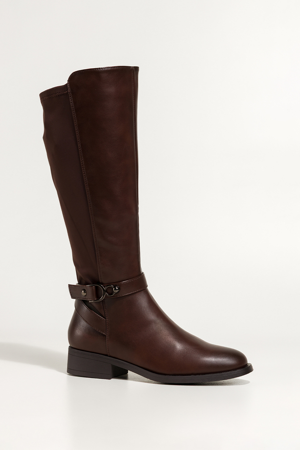 Czekoladowe kozaki damskie na klocku elastyczna cholewka pasek ze stalową ozdobą Casu D728-7