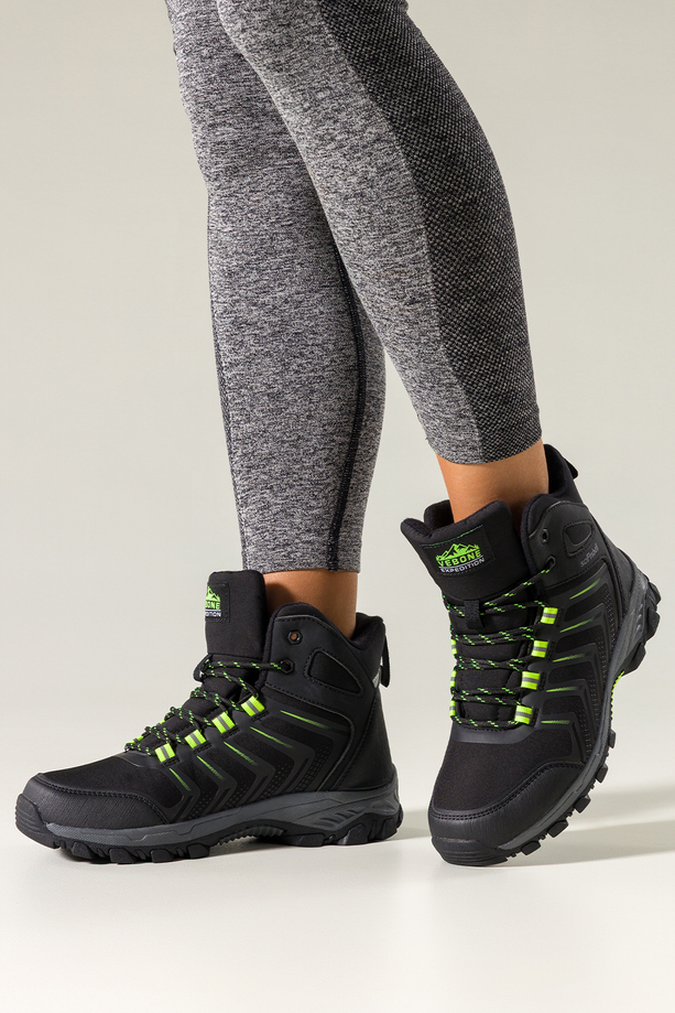 Czarne buty trekkingowe damskie softshell na bieżnikowanej podeszwie seledynowe wstawki sznurowane Carla EY82939-7