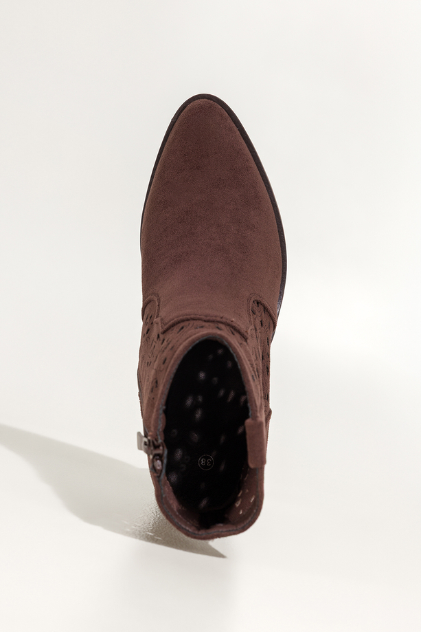 Czekoladowe botki damskie kowbojki ścięty obcas klocek ażurowa cholewka Carla S7477-3