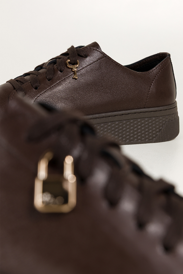 Czekoladowe sneakersy skórzane damskie buty sportowe na platformie ze złotą kłódką sznurowane PRODUKT POLSKI Casu 8854