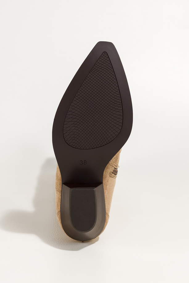 Beżowe kozaki damskie kowbojki z szeroką cholewką na ściętym klocku Casu 0361