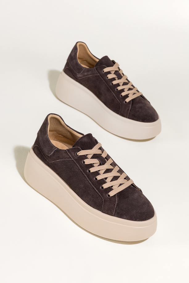 Czekoladowe sneakersy skórzane damskie buty sportowe na kremowej platformie beżowe sznurówki Carla TW-OC8927