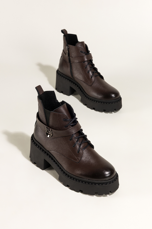 Czekoladowe botki skórzane damskie workery na bieżnikowanej platformie w cholewce guma pasek ze stalową ozdobą sznurowane PRODUKT POLSKI Casu 39442