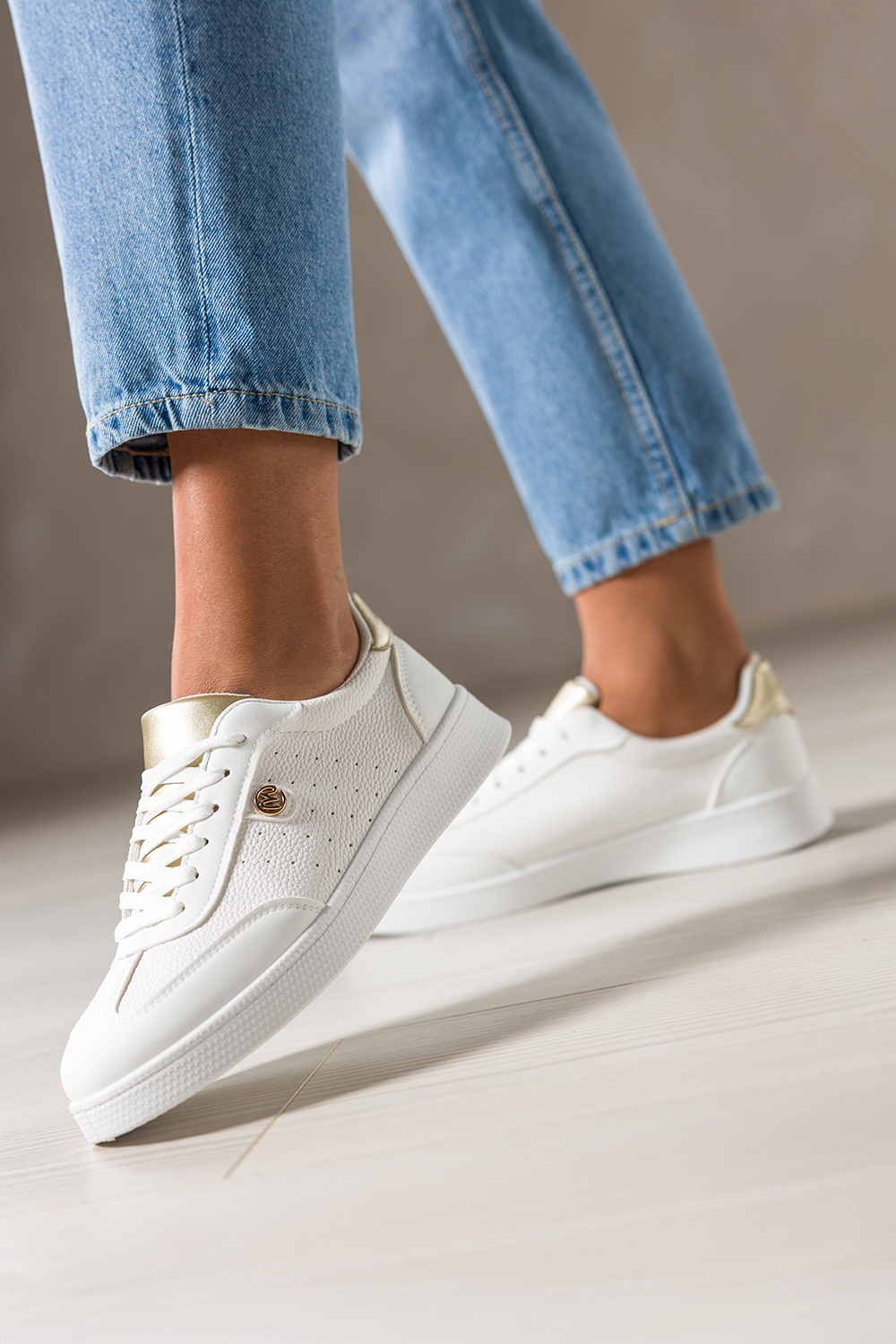 Bia�e sneakersy damskie buty sportowe z ozdob� z�ote wstawki sznurowane Casu DXU-39