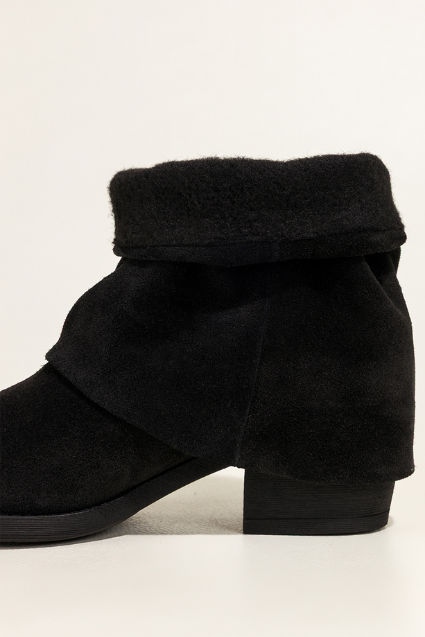 Czarne botki skórzane damskie kowbojki z szeroką marszczoną cholewką stalowa ozdoba ścięty obcas klocek PRODUKT POLSKI Casu 39454