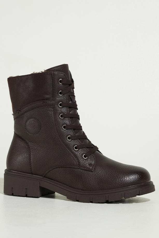 Czekoladowe botki damskie na bieżnikowanej platformie sznurowane ozdobne przeszycia na cholewce Casu 4463-7
