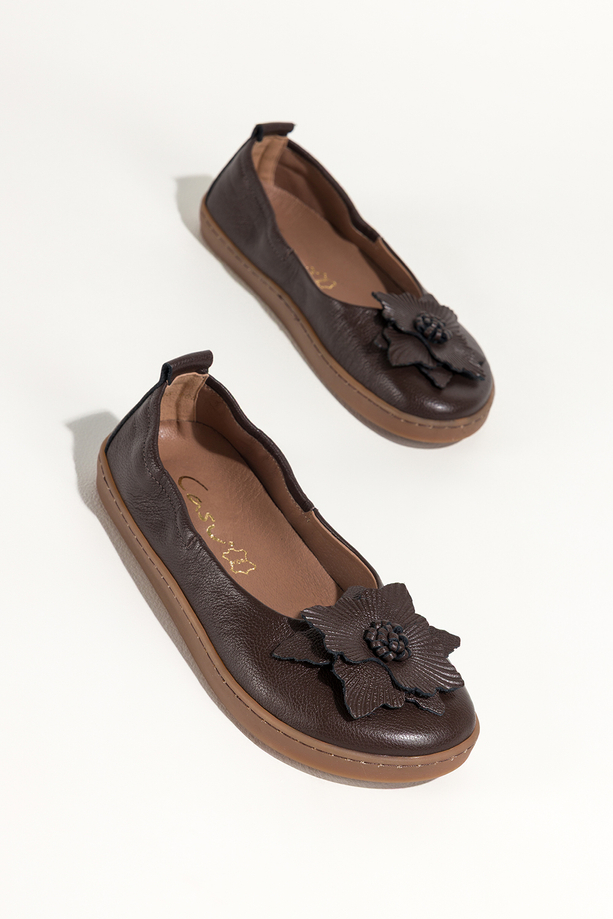 Czekoladowe baleriny barefoot skórzane damskie z kwiatem szerokie na elastycznej podeszwie PRODUKT POLSKI Casu 89794