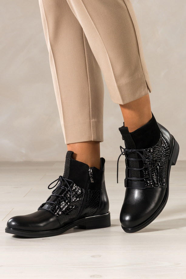 Czarne botki skórzane damskie płaskie wstawki lakierowane z wzorem wężowym sznurowane PRODUKT POLSKI Casu 39476