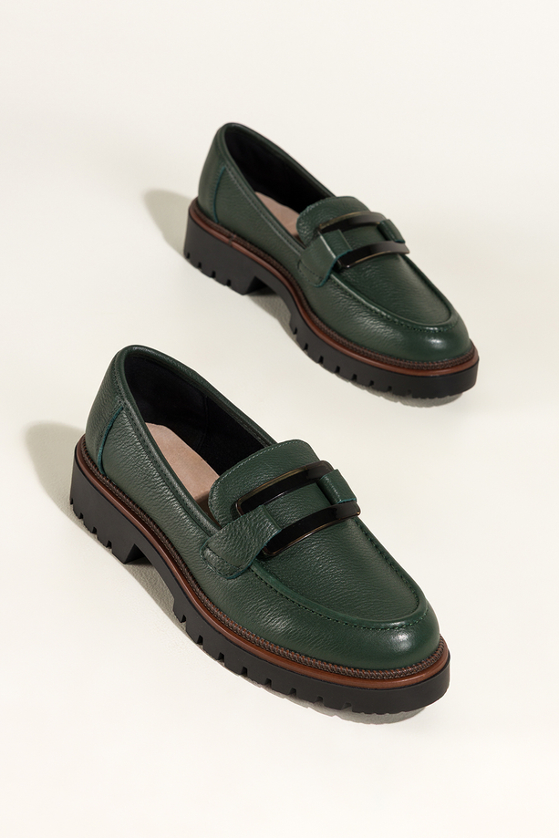 Zielone mokasyny skórzane damskie Sergio Leone na bieżnikowanej podeszwie czarna ozdoba na cholewce NP74833-H