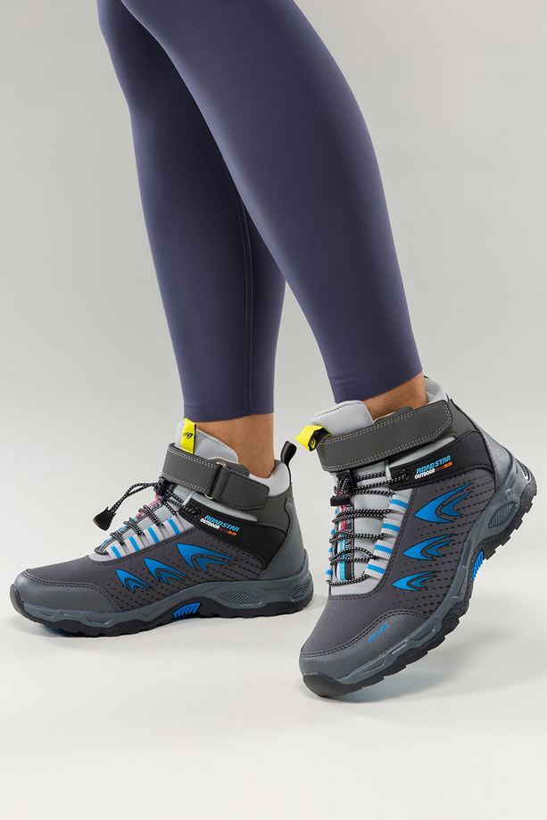 Szare buty trekkingowe damskie na bieżnikowanej podeszwie z regulowaną elastyczną sznurówką niebieskie wstawki softshell Casu 2310-6W