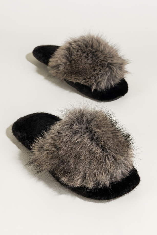 Ciemnoszare kapcie damskie obuwie domowe futrzane szeroki pasek z długim włosiem Casu UO965