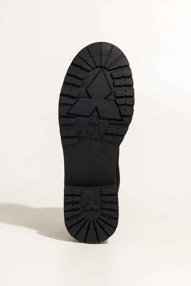 Czarne botki damskie na żłobionej podeszwie sznurowane Casu 8998-8