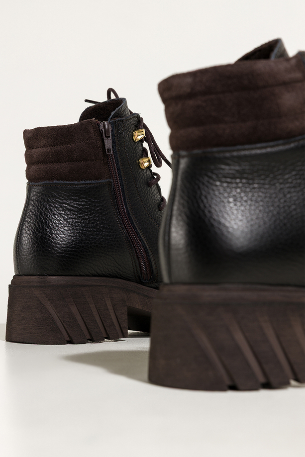 Czarne botki skórzane damskie na bieżnikowanej czekoladowej podeszwie sznurowane PRODUKT POLSKI Casu 8097