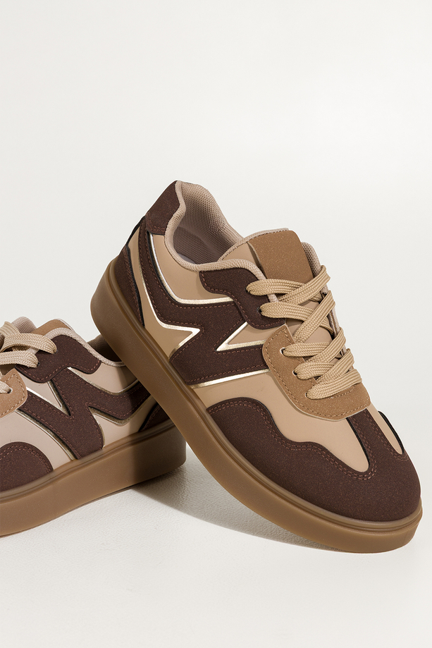 Czekoladowe sneakersy damskie buty sportowe na beżowej platformie beżowe wstawki sznurowane Casu 0833