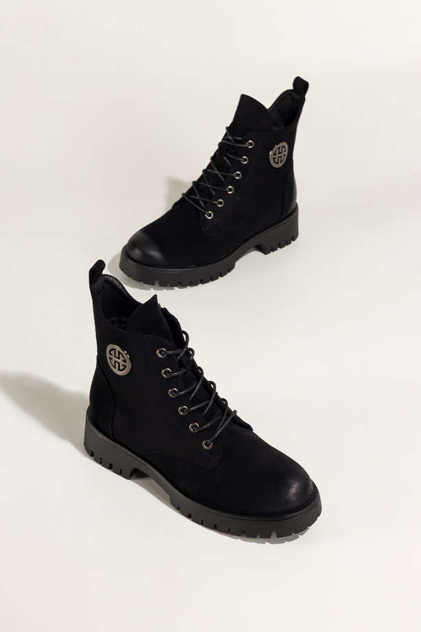 Czarne botki damskie na bieżnikowanej platformie stalowa ozdoba sznurowane Casu CB349-8